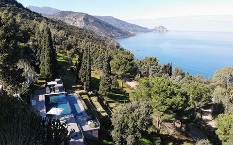 Villa Armonia 8: Heuvel Station, Zwembad, Geluid, Baai, Tropen, Loch, Toevlucht, Badplaats, Evergreen