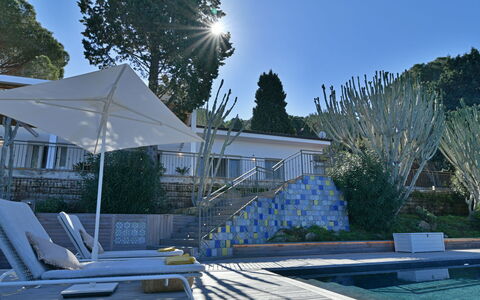 Villa Armonia 8: Zwembad, Samengesteld Materiaal, Buitenmeubels, Schaduw, Toevlucht, Tuin, Waterpartij, Landscaping, Ligstoel, Eco Hotel