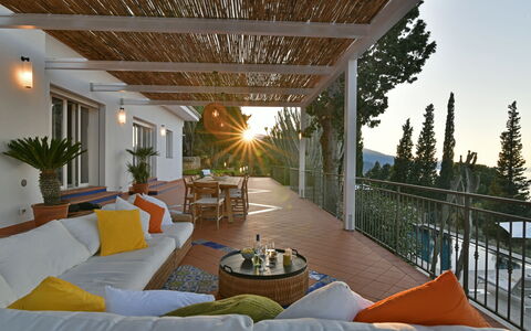 Villa Armonia 8: Meubilair, Hout, Stoel, Tafel, Interieur Ontwerp, Buitenmeubels, Toevlucht, Schaduw, Eco Hotel, Veranda