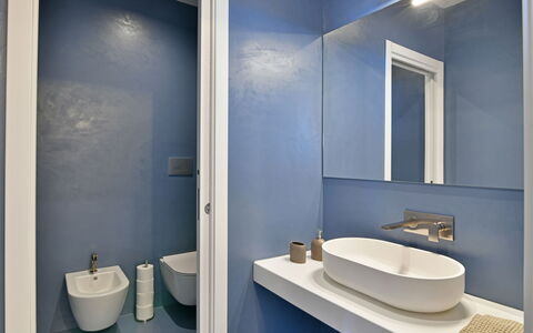 Villa Armonia 8: Badkamer, Loodgieterswerkinrichting, Muur, Flooring, Interieur Ontwerp, Verdieping, Wastafel In De Badkamer, Wastafel, Toilet, Kraan