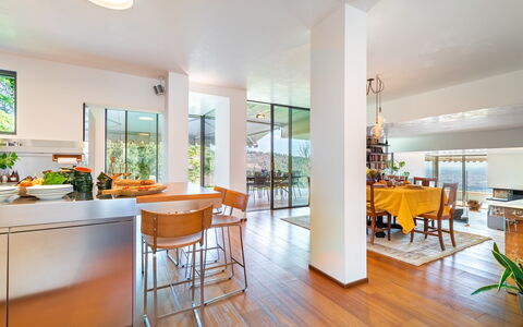 Villa degli Ulivi 8: Meubilair, Interieur Ontwerp, Flooring, Stoel, Verdieping, Hout, Plafond, Keuken En Eettafel, Keuken, Tafel