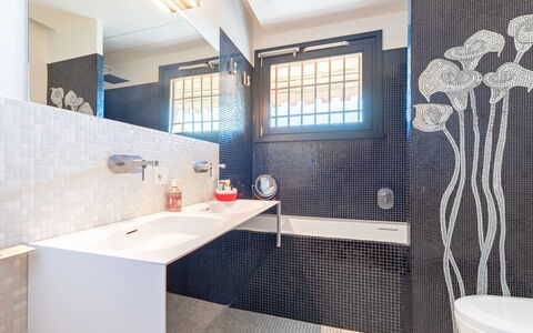 Villa degli Ulivi 8: Muur, Badkamer, Loodgieterswerkinrichting, Flooring, Interieur Ontwerp, Verdieping, Tegel, Loodgieter, Kraan, Wastafel In De Badkamer