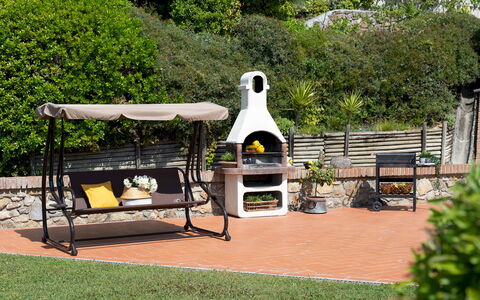 Villa Nikka 6: Meubilair, Tuin, Buitenmeubels, Buitentafel, Schaduw, Barbecue, Backyard, Gazon, Outdoor Structuur, Stoel