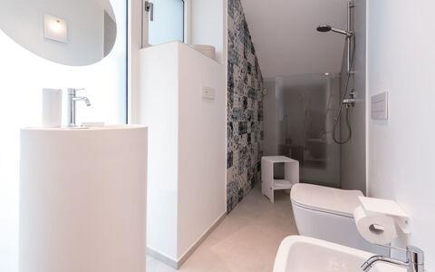 Villa Petrillo 6: Badkamer, Loodgieterswerkinrichting, Flooring, Verdieping, Muur, Interieur Ontwerp, Toilet, Wastafel, Wc Bril, Loodgieter
