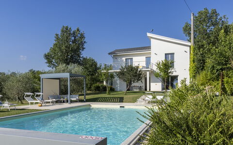 Villa Petrillo 6: Blauw, Zwembad, Woongebied, Huis, Huis, Landgoed, Toevlucht, Tuin, Gazon, Villa