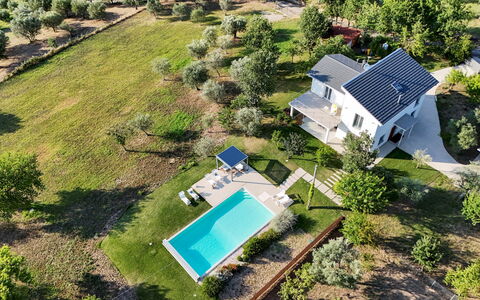 Villa Petrillo 6: Zwembad, Woongebied, Huis, Landgoed, Tuin, Gazon, Landscaping, Boerderij, Backyard, Voorstad