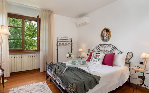 Villa Irene 6: Meubilair, Bed, Interieur Ontwerp, Slaapkamer, Bedding, Laken, Linens, Kamer, Flooring, Verdieping