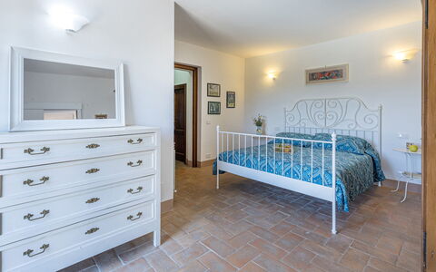 Casa Eusebia 8+2: Flooring, Bed, Meubilair, Interieur Ontwerp, Slaapkamer, Verdieping, Plafond, Laken, Kamer, Bedding