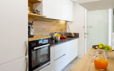 La Villa in Pineta 10: Countertop, Keuken, Toestel Van De Keuken, Meubilair, Interieur Ontwerp, Cabinetry, Flooring, Major Appliance, Hout, Huishoudapparatuur