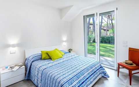 La Villa in Pineta 10: Interieur Ontwerp, Flooring, Meubilair, Verdieping, Huis, Plafond, Bed, Kamer, Slaapkamer, Appartement