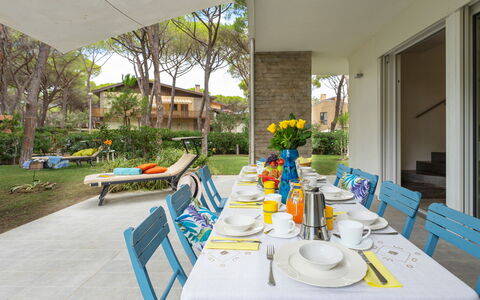 La Villa in Pineta 10: Buitenmeubels, Meubilair, Tuin, Stoel, Schaduw, Toevlucht, Eco Hotel, Gazon, Werf, Backyard