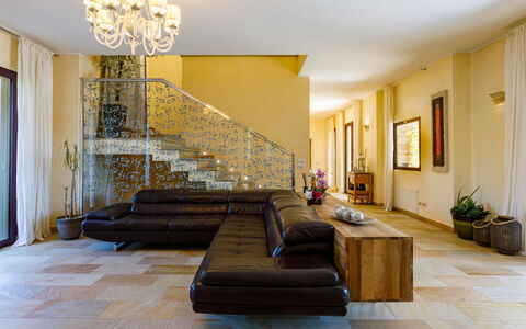 Villa Alais 8: Interieur Ontwerp, Meubilair, Flooring, Verdieping, Bankstel, Muur, Hout, Woonkamer, Plafond, Houten Vloer