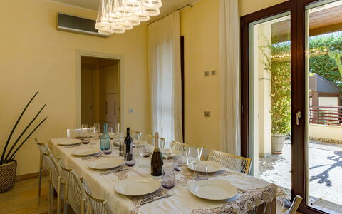 Villa Alais 8: Meubilair, Interieur Ontwerp, Flooring, Verdieping, Hout, Plafond, Tafel, Stoel, Verlichting, Eetkamer
