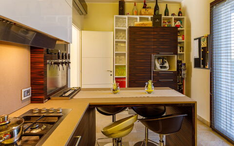 Villa Alais 8: Meubilair, Interieur Ontwerp, Keuken, Countertop, Toestel Van De Keuken, Cabinetry, Flooring, Hout, Major Appliance, Plafond