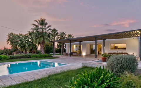 Villa i Chiani 8: Woongebied, Huis, Dak, Landgoed, Schaduw, Tuin, Landscaping, Toevlucht, Outdoor Structuur, Hacienda