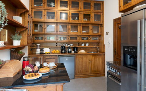 Villa Manganelli 12: Meubilair, Plank, Cabinetry, Stellingen, Keuken, Interieur Ontwerp, Hout, Kast, Countertop, Flooring