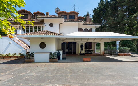 Villa Manganelli 12: Dak, Huis, Woongebied, Landgoed, Schaduw, Outdoor Structuur, Hacienda, Villa, Balkon, Herenhuis