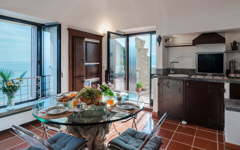 Torre Grimaldi 2+2: Meubilair, Tafel, Zee, Keuken En Eettafel, Stoel, Oceaan, Eetkamer, Kamerplant, Koffietafel, Toevlucht