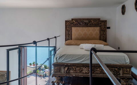 Torre Grimaldi 2+2: Meubilair, Slaapkamer, Bed, Bedding, Bed Frame, Beits, Laken, Balkon, Linens, Hotel