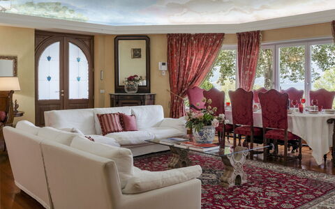Villa Eden 8: Meubilair, Interieur Ontwerp, Bankstel, Flooring, Tafel, Rood, Woonkamer, Verdieping, Stoel, Plafond