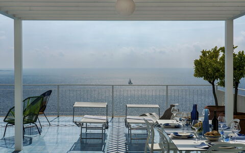 Villa Ponti 6: Meubilair, Buitenmeubels, Stoel, Tafel, Zee, Buitentafel, Oceaan, Schaduw, Toevlucht, Balkon