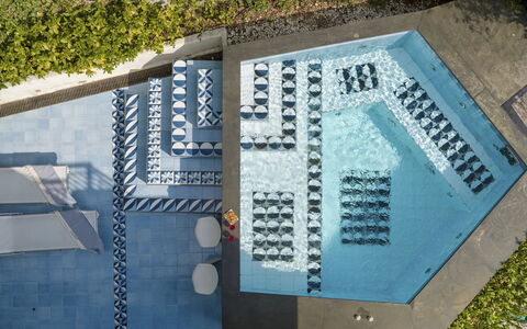 Villa Ponti 6: Blauw, Zwembad, Buitenmeubels, Toevlucht, Samengesteld Materiaal, Vrije Tijd, Stoel, Eco Hotel, Ligstoel, Hotel