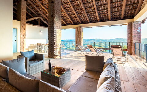 Casa Leonarda 8+2: Dek, Houten Vloer, Balkon, Buitenmeubels, Stoel, Hardwood, Veranda, Beits, Plank, Villa