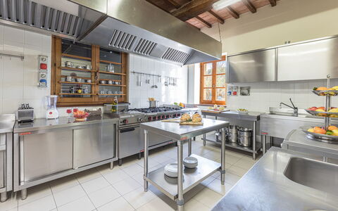 Tenuta Montiepoli 12+3: Keuken, Toestel Van De Keuken, Countertop, Major Appliance, Meubilair, Fornuis, Interieur Ontwerp, Flooring, Verlichting, Plafond