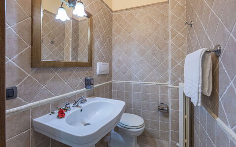 Tenuta Montiepoli 12+3: Badkamer, Loodgieterswerkinrichting, Flooring, Muur, Interieur Ontwerp, Verdieping, Wastafel, Kraan, Loodgieter, Wastafel In De Badkamer