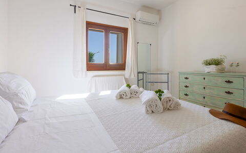 Villa Floria 4: Interieur Ontwerp, Meubilair, Hout, Verdieping, Flooring, Plafond, Bed, Slaapkamer, Appartement, Kamer