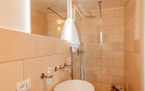 Villa Belkis 6: Muur, Interieur Ontwerp, Wastafel In De Badkamer, Flooring, Loodgieterswerkinrichting, Badkamer, Hout, Verdieping, Kraan, Verlichting