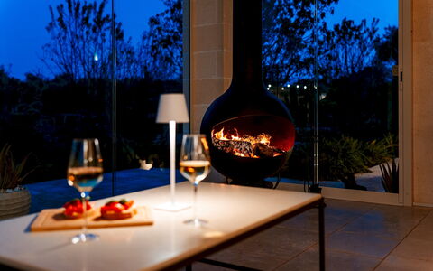 Villa Belkis 6: Verlichting, Warmte, Haard, Stoel, Schoorsteen, Fireplace, Kamerplant, Woonkamer
