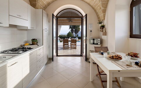 Villa Serena 4: Meubilair, Interieur Ontwerp, Flooring, Keuken, Keuken En Eettafel, Verdieping, Tafel, Countertop, Toestel Van De Keuken, Huis