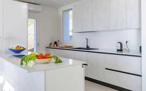 Villa Gioia 8: Keuken, Countertop, Interieur Ontwerp, Flooring, Wastafel, Meubilair, Hout, Loodgieterswerkinrichting, Cabinetry, Huis