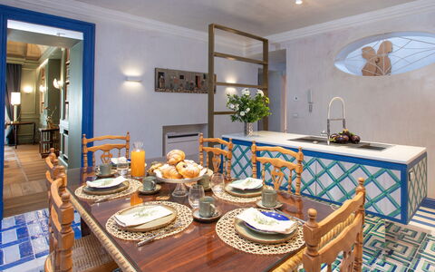 Belvedere Guastella a 8: Blauw, Meubilair, Interieur Ontwerp, Flooring, Verdieping, Plafond, Verlichting, Kamer, Eetkamer, Tafel