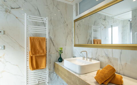 Belvedere Guastella a 8: Interieur Ontwerp, Loodgieterswerkinrichting, Flooring, Kraan, Verdieping, Loodgieter, Badkamer, Tegel, Wastafel, Spiegel