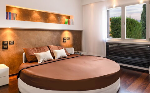 Villa Vae Victis 6: Bed, Meubilair, Interieur Ontwerp, Slaapkamer, Bedding, Laken, Muur, Flooring, Verdieping, Hout