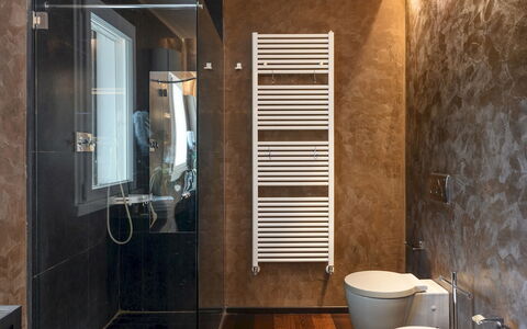 Villa Vae Victis 6: Muur, Flooring, Loodgieterswerkinrichting, Verdieping, Badkamer, Interieur Ontwerp, Loodgieter, Toilet, Wc Bril, Tegel