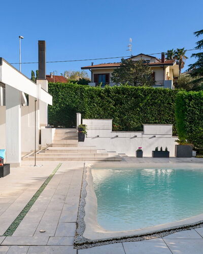 Villa Vae Victis 6: Zwembad, Woongebied, Samengesteld Materiaal, Schaduw, Waterpartij, Toevlucht, Beton, Backyard, Tuin, Landscaping
