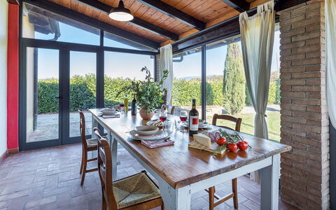 La Vigna 4: Meubilair, Tafel, Interieur Ontwerp, Stoel, Keuken En Eettafel, Huis, Eetkamer, Kamer, Kamerplant, Plafond