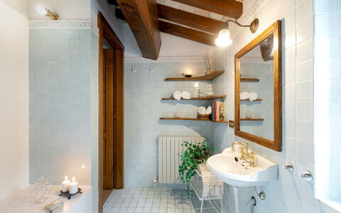 Casatorre 6+2: Badkamer, Muur, Loodgieterswerkinrichting, Wastafel In De Badkamer, Interieur Ontwerp, Flooring, Kraan, Wastafel, Lichte Inrichting, Plafond