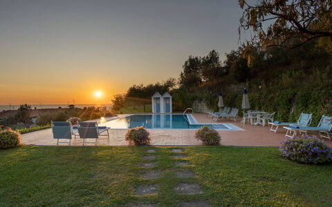 Villa ai Venti 8: Zwembad, Toevlucht, Stoel, Eco Hotel, Schaduw, Buitenmeubels, Landscaping, Hotel, Kamerplant, Flagstone