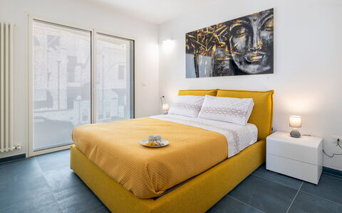 Villa Ristola 6: Bed, Interieur Ontwerp, Slaapkamer, Meubilair, Verdieping, Laken, Flooring, Bedding, Kamer, Linens