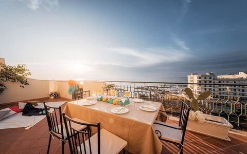 Nova Domus 6: Meubilair, Tafel, Stoel, Keuken En Eettafel, Balkon, Restaurant, Buitentafel, Toevlucht, Buitenmeubels, Eetkamer
