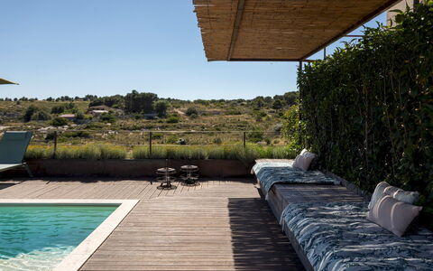 Dimora degli Ulivi 10: Zwembad, Buitenmeubels, Toevlucht, Eco Hotel, Schaduw, Ligstoel, Stoel, Landscaping, Chaise Longue, Ontwerp