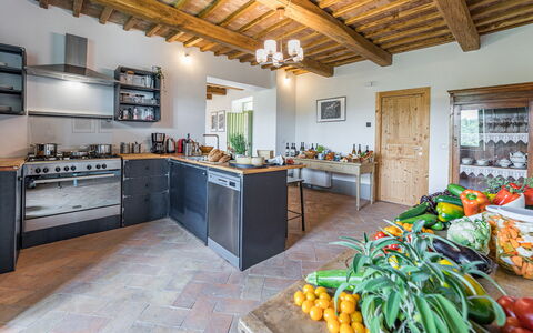 Villa a Casa di Giovanni 12: Meubilair, Hout, Flooring, Keuken, Interieur Ontwerp, Huis, Countertop, Verdieping, Plafond, Stoel