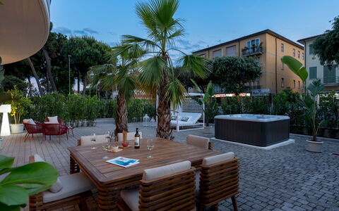 Casa Amare 4+2: Buitenmeubels, Schaduw, Meubilair, Stoel, Toevlucht, Tuin, Buitentafel, Eco Hotel, Binnenplaats