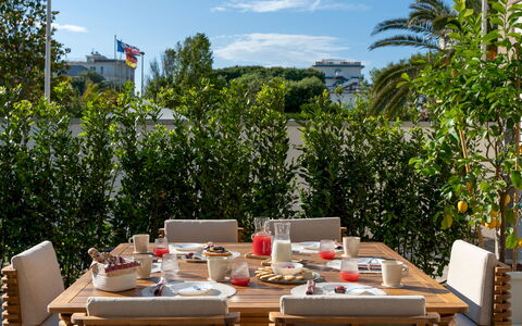 Casa Amare 4+2: Meubilair, Buitenmeubels, Tafel, Stoel, Buitentafel, Keuken En Eettafel, Schaduw, Restaurant, Voedsel, Bloempot