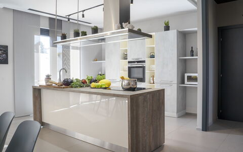Villa Maria Paradiso 10: Keuken, Meubilair, Interieur Ontwerp, Flooring, Cabinetry, Muur, Countertop, Hout, Lichte Inrichting, Verdieping