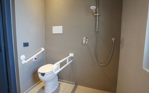 Villa Maria Paradiso 10: Loodgieterswerkinrichting, Flooring, Toilet, Wc Bril, Badkamer, Loodgieter, Verdieping, Kamer, Tegel